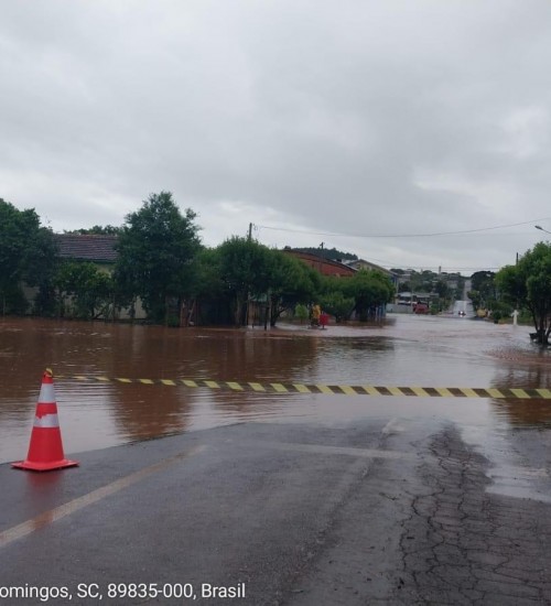 Chuva causa alagamentos em cidades do Oeste e moradores são resgatados de residências.
