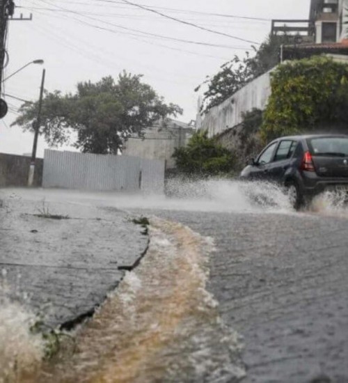 Chuvas de até 250 mm e alto risco de alagamentos em SC coloca Estado em alerta até sábado.