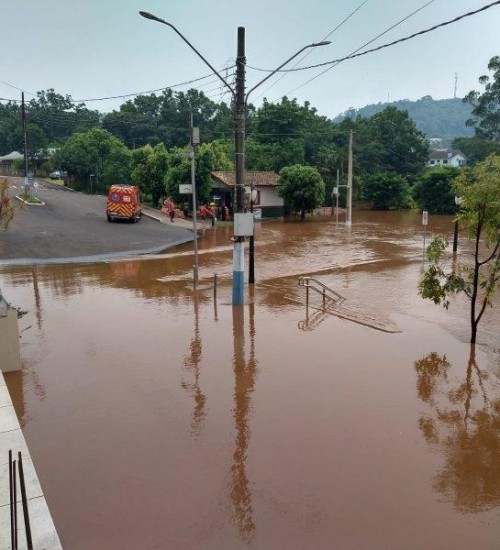 Enquanto Brasil todo sofre com calor, SC tem mais uma previsão ‘catastrófica’ de chuva.