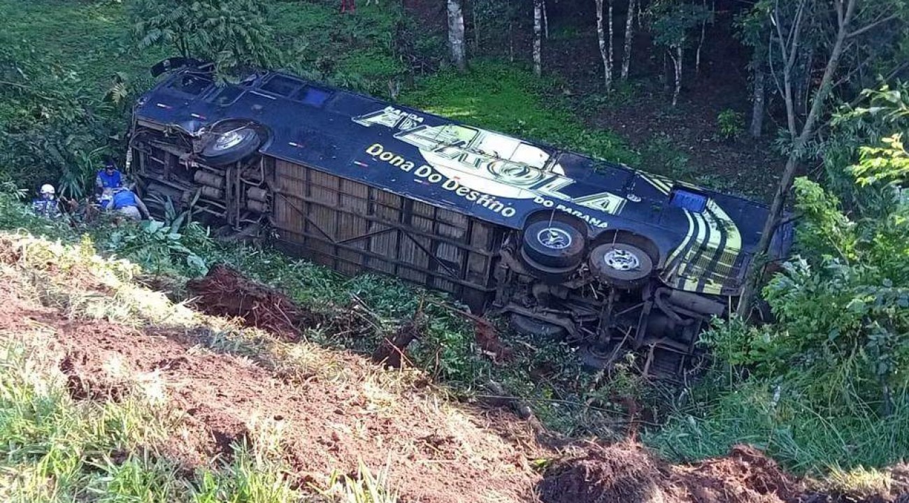 Ônibus da banda Pérola do Paraná se envolve em acidente e deixa feridos.