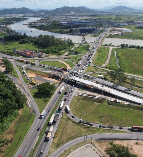 Rodovias de SC devem receber mais de 2 milhões de carros; veja dias e horários de maior fluxo.