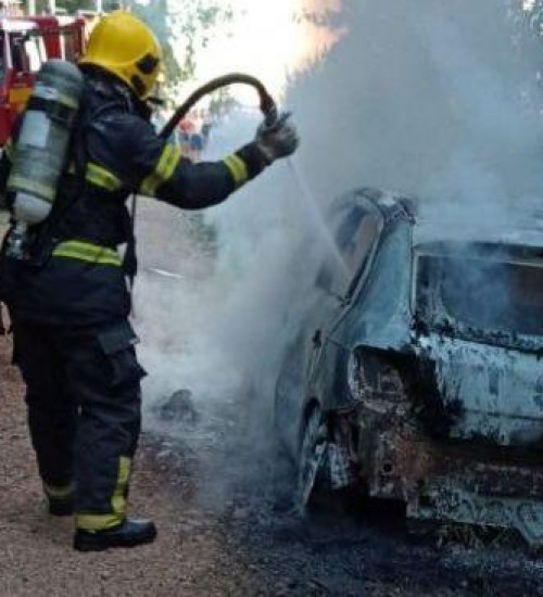 Carro fica destruído ao ser atingido por incêndio no interior de Mondaí
