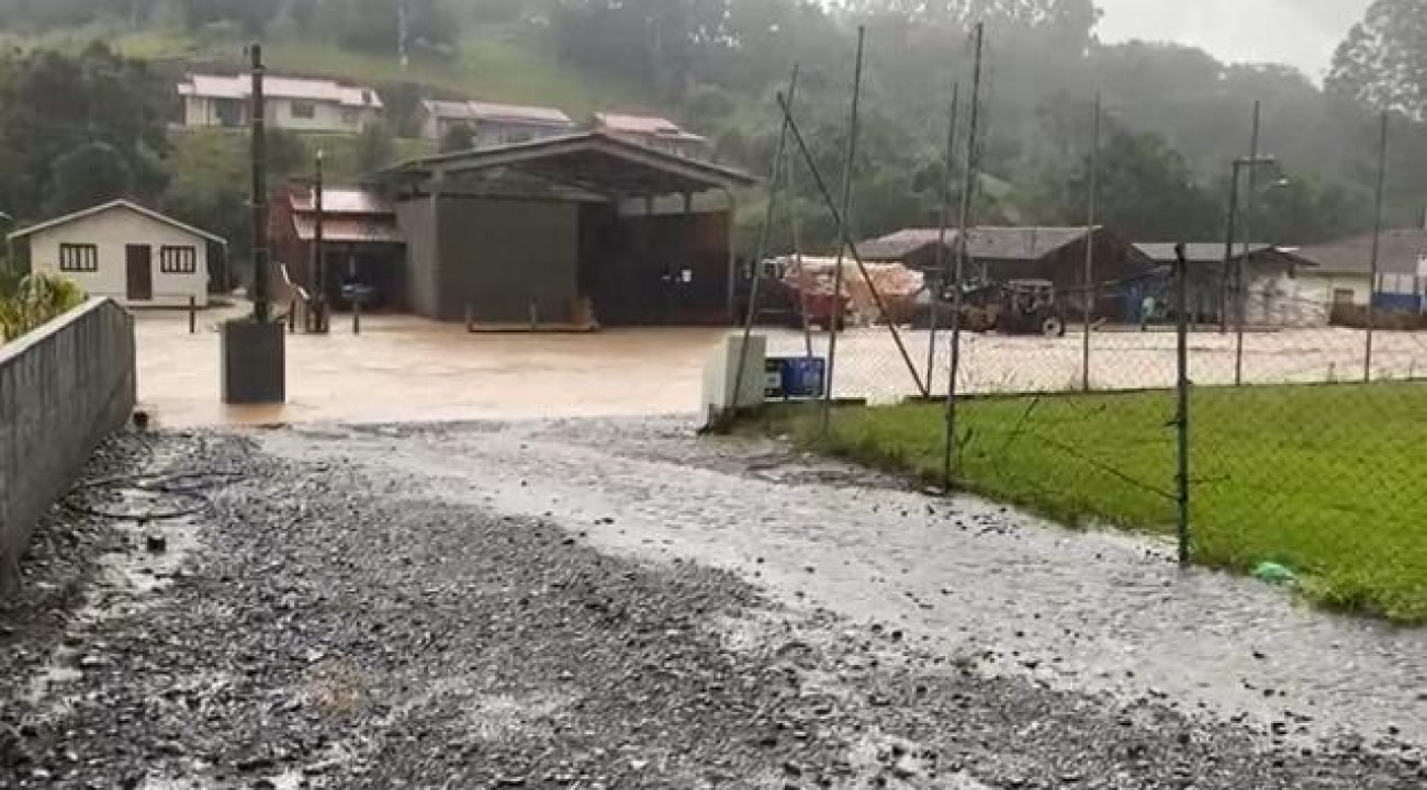 Chuvas causam estragos em 30 municípios e SC segue em alerta para temporais.
