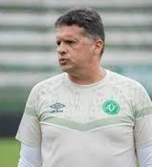 Chapecoense anuncia novo técnico um dia após demissão de Claudinei Oliveira.