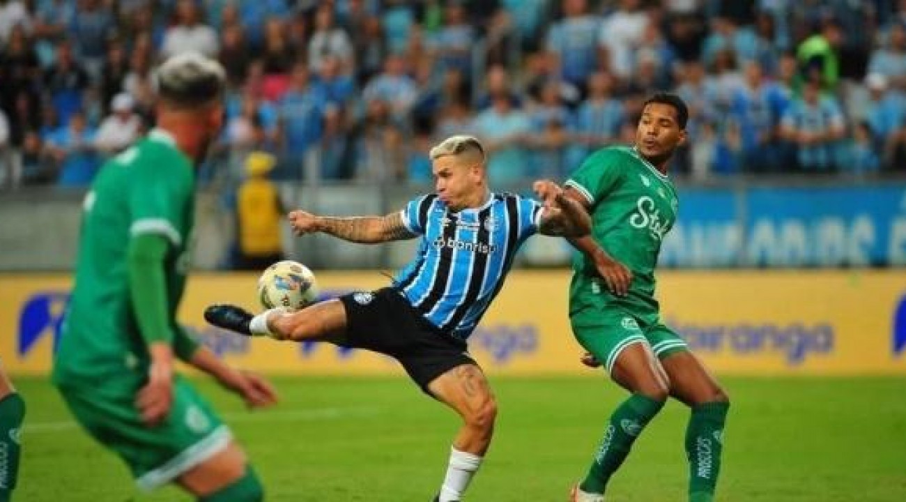 Grêmio: Soteldo e André Henrique deixam o campo lesionados e viram preocupação.