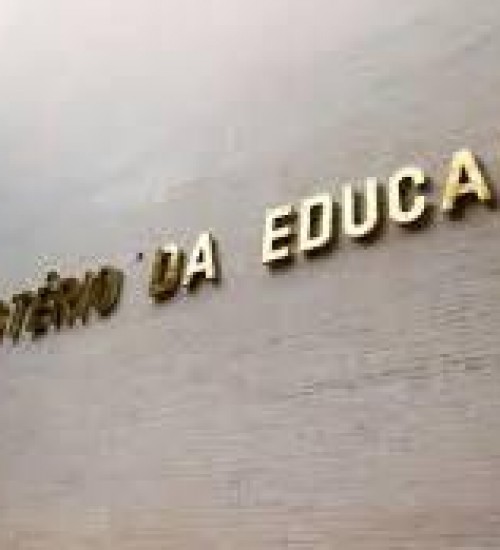 Piso salarial dos professores de educação básica passa de R$ 4.420 para R$ 4.580, diz MEC.