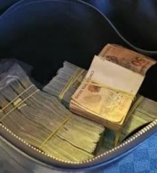 Operação em SC e PR mira grupo de lavagem de dinheiro que movimentou mais de R$ 2 bilhões.