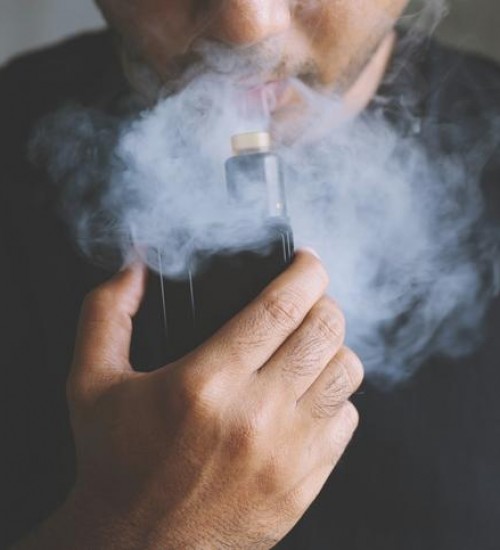 Estudo aponta que cigarro eletrônico aumenta risco de insuficiência cardíaca em 19%.