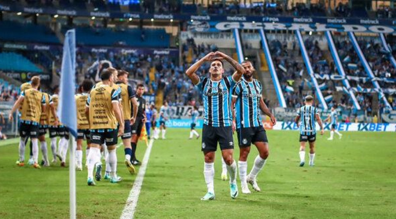 Grêmio vence o Athletico-PR e soma os primeiros pontos no Brasileirão.