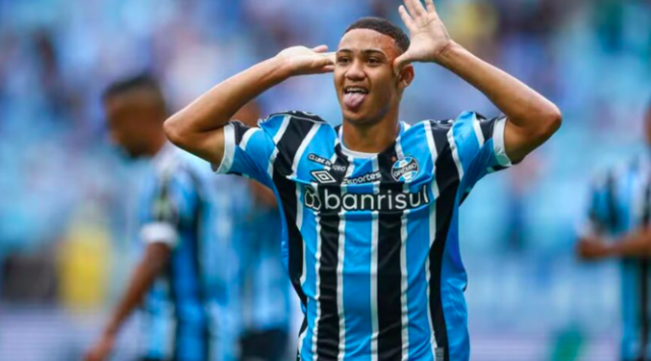 Jornal britânico destaca jovem atacante do Grêmio: “Próxima joia da coroa do Brasil”.