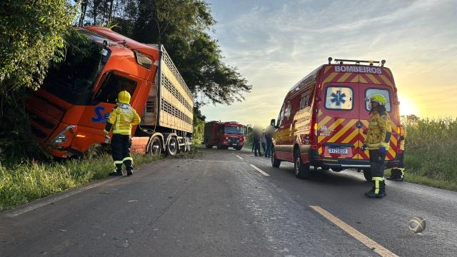Acidente entre carro e carreta mobiliza bombeiros na SC-496