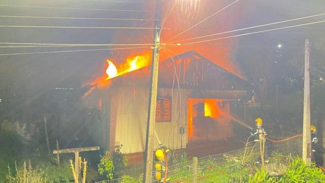 Incêndio destrói casa em Iporã do Oeste