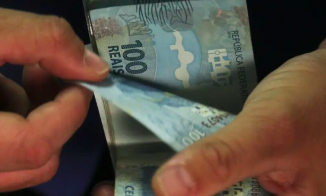 Copom interrompe alta e mantém Selic em 15% ao ano