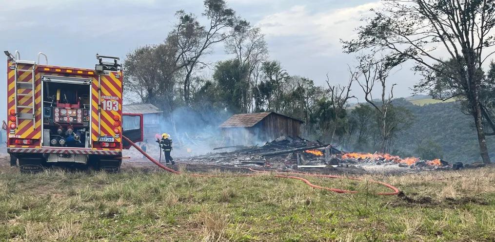 Galpão de madeira é destruído por incêndio em Belmonte